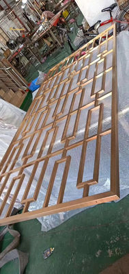 Guter Preis Spiegelfarbeedelstahl-Raum-Teilers des Gold 201 304 kundengerechte Größe Online