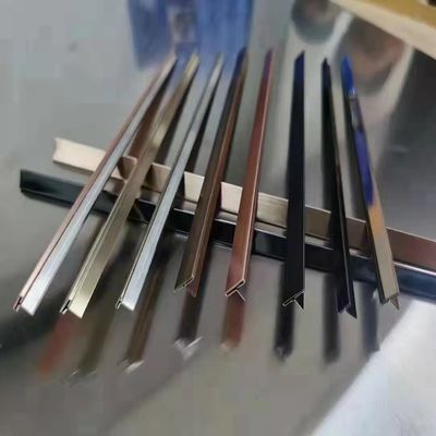 Guter Preis 0.65mm Dicke 304 Edelstahl-Fliesen-Trim mit individueller Größe für den Schutz von Wänden und Böden Online