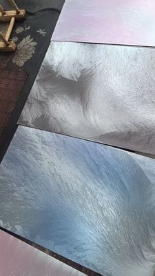 Guter Preis Moderne Farb-Bürstenmuster-Edelstahlplatten-Dekorationsstudio Online