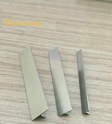 Guter Preis 304 Edelstahl T-förmige Bullnose-Fliesenprofil mit Haarlinienoberfläche und silberner PVD-Beschichtung Online