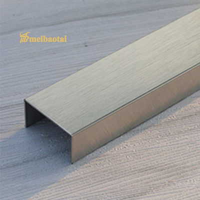 Guter Preis ASTM Standard 0,55mm Stärke Haarstrich-Design Edelstahl-Fliesenprofil für Bodendekoration Online
